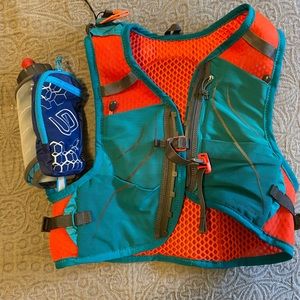 Osprey running pack and water bottle pack. Used once in new condition.
